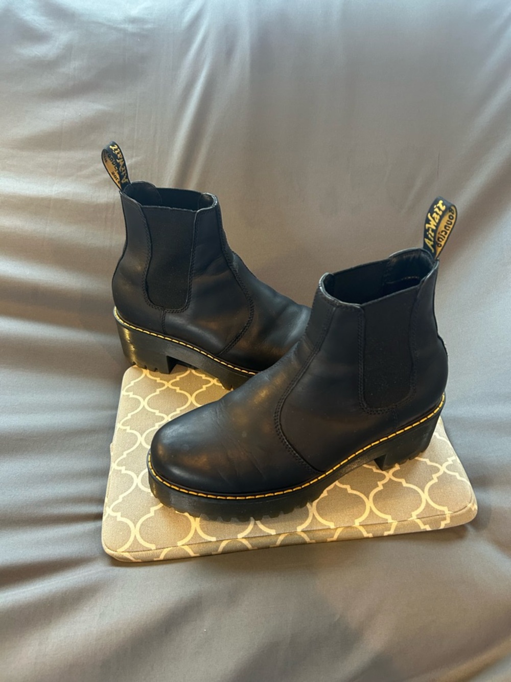 Classic Dr. Martens Black Leather Chelsea Boots W Heel - Picture 11 of 11